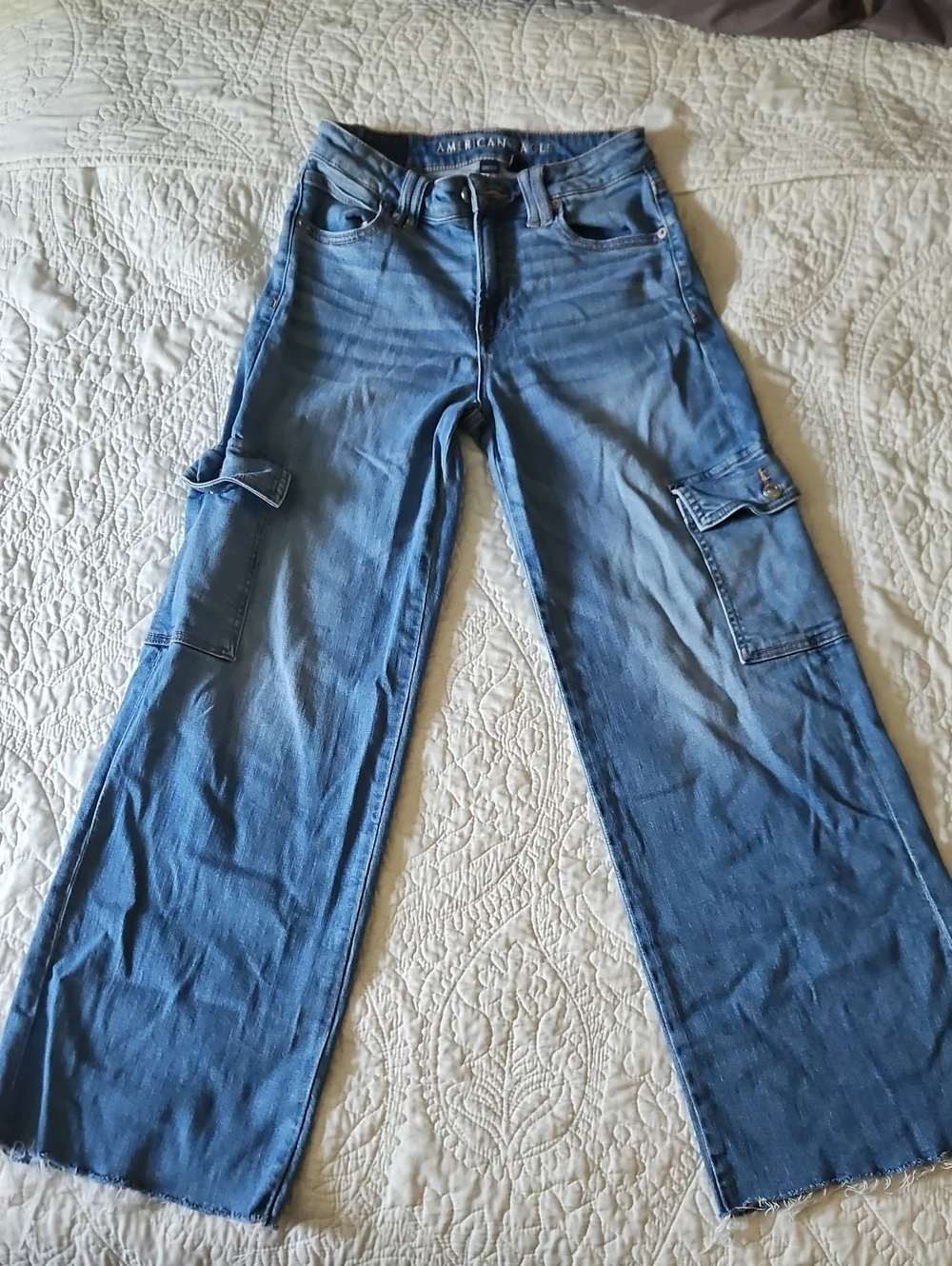 American Eagle Outfitters Wide Leg Cargo Jeans in Medium Blue